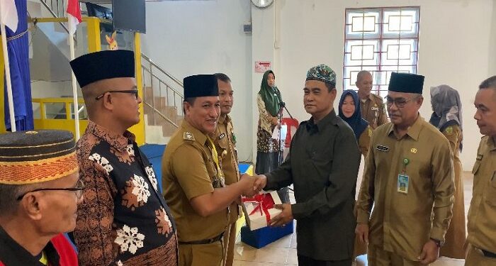 Jelang Hari Kemerdekaan Indonesia, Kesbangpol Lingga Bagikan 3000 Bendera Merah Putih