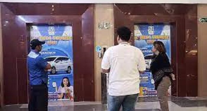 Mencengkam! Satu Keluarga di Batam Terjebak dalam Lift Mega Mall