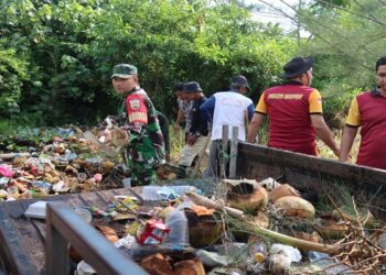 Peduli Lingkungan, Polres Karimun Gandeng TNI Bersihkan Sampah