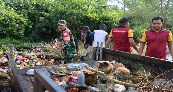Peduli Lingkungan, Polres Karimun Gandeng TNI Bersihkan Sampah