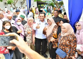 RT RW Belakang Padang Terima Bantuan dari Gubernur Ansar