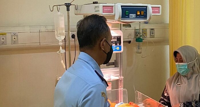 Rahma Jenguk Bayi yang Ditemukan Di Kebun Warga Wonosari