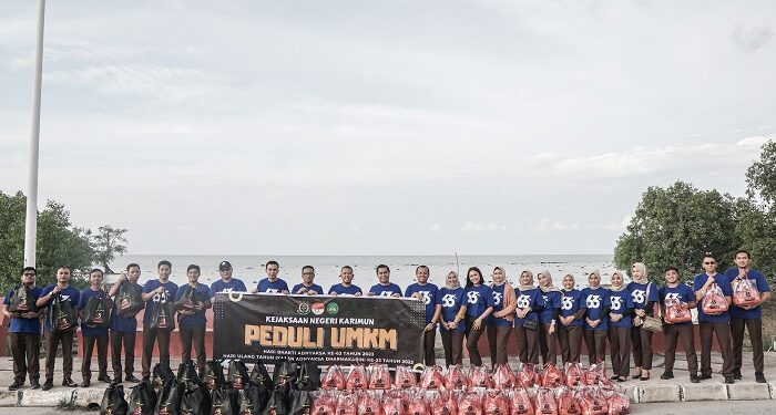 Kejari Karimun Beri Bantuan Sembako ke Pedagang UMKM