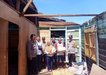 Korban Puting Beliung Terima Bantuan dari Polisi