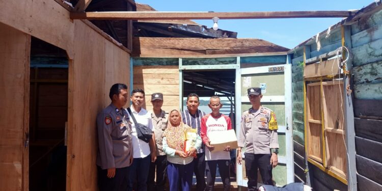 Korban Puting Beliung Terima Bantuan dari Polisi