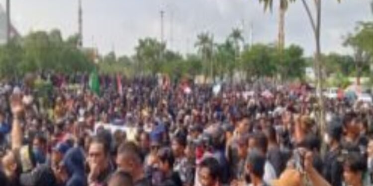 BREAKING NEWS, Ribuan Massa Dari Pulau Rempang Datangi BP Batam