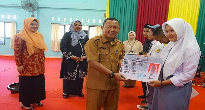 46 Pelajar SMAN 1 Toapaya Terima KTP-el di Bintan