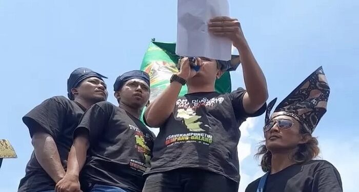 Warga Bersama Aliansi Pemuda Melayu Kepri Unjuk Rasa di Depan Kantor BP Batam