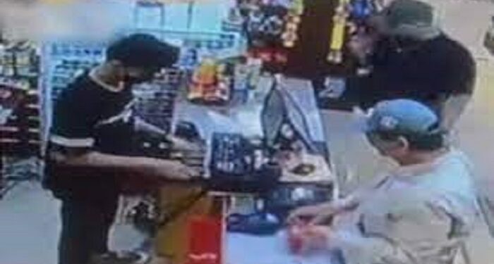 Modus Tukar Uang, Bule Hipnotis Kasir Toko di Malang