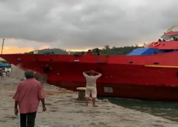 Detik-detik Kapal KM Venecian Tabrak Jembatan Dermaga Pelabuhan Sanana