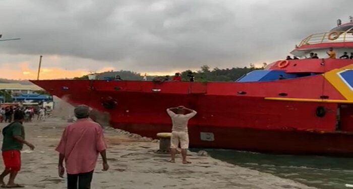 Detik-detik Kapal KM Venecian Tabrak Jembatan Dermaga Pelabuhan Sanana