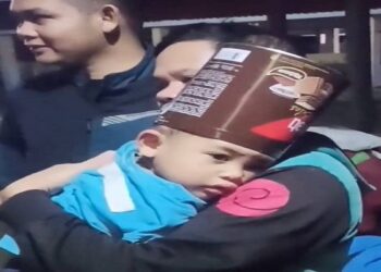 Detik – detik Tim Damkar Tasikmalaya Melepaskan Kaleng Wafer di Atas Kepala Balita