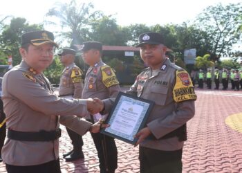 Gagalkan Aksi Percobaan Bunuh Diri, Bripka Buzari Gandeng Penghargaan