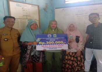 Momen Pembagian BLT, Kades Kuala Raya Himbau Warga Naikan Bendera Merah Putih