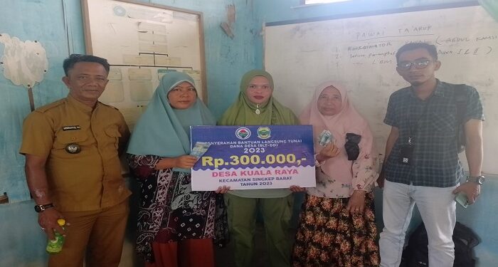 Momen Pembagian BLT, Kades Kuala Raya Himbau Warga Naikan Bendera Merah Putih