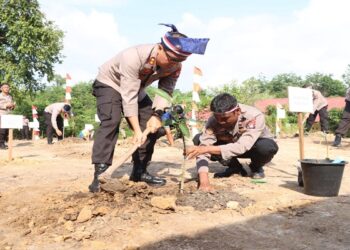 Penghijauan Sejak Dini, Kapolres Karimun Tanam 1.150 Pohon di Pulau Buru