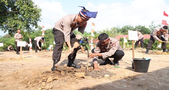 Penghijauan Sejak Dini, Kapolres Karimun Tanam 1.150 Pohon di Pulau Buru