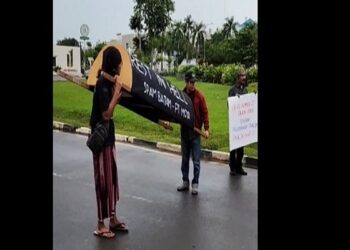 LSM Gebrak Bawa Keranda Jenazah ke BP Batam