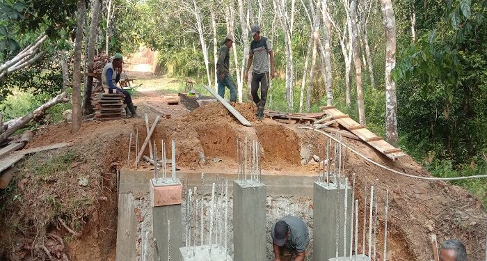 Masyarakat Bukit Semen Mengacungkan Jempol pada Kades Karna Jembatan Terealisasi