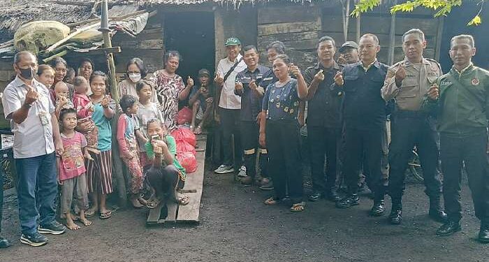 PT Timah Serahkan Paket Sembako Untuk Masyarakat Suku Asli