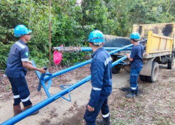 Warga Terima Bantuan Lampu Jalan