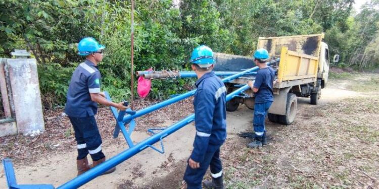 Warga Terima Bantuan Lampu Jalan