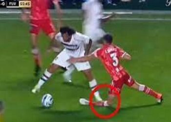 Insiden Horor, Pemain Sepak Bola Marcelo Injak Kaki Lawan Hingga Patah