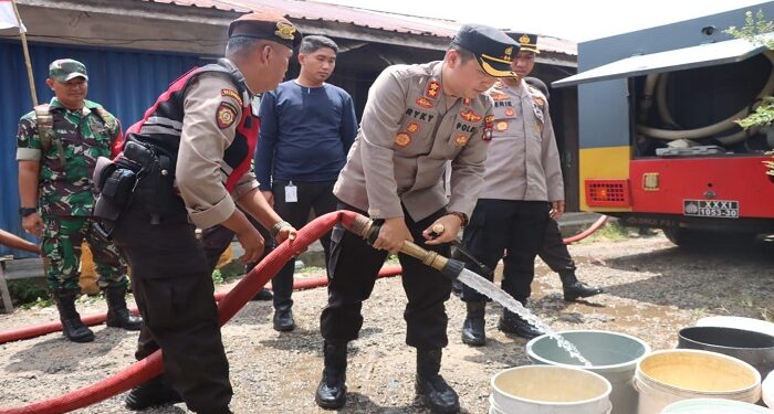 Kekurangan Air Bersih, Polres Karimun Kerahkan AWC