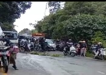 Puluhan Pengendara Motor Terjatuh Akibat Tumpahan Solar