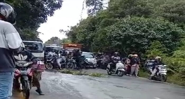 Puluhan Pengendara Motor Terjatuh Akibat Tumpahan Solar