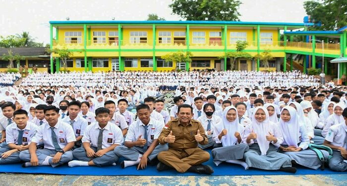 Puluhan Ribu Pelajar SMA Sederajat di Kepri Terima Seragam Gratis