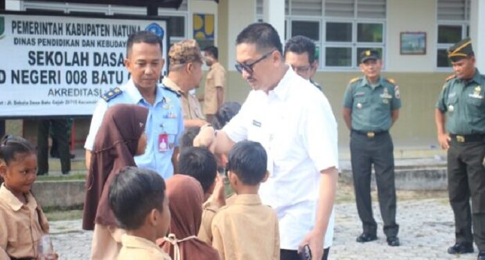 Sekda Natuna Bagikan Sarapan Merah Putih di SDN 008