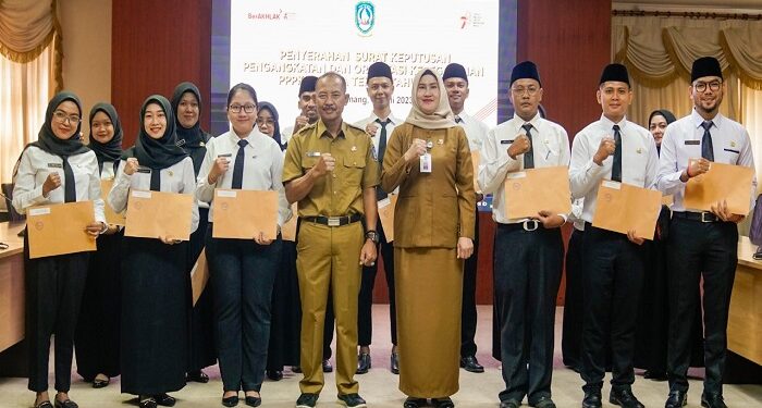 Serahkan SK 15 PPPK Tenaga Teknis, Ini Pesan Sekda Adi