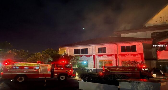 Si Jago Merah Lahap Gedung DPRD Batam