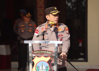 Kapolresta Barelang Berikan Bendera Hitam Ke Kapolsek Galang