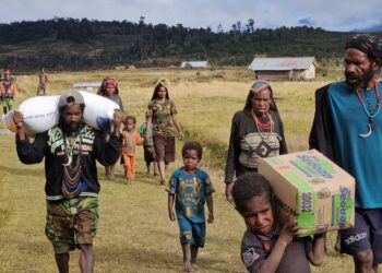 Kapolri Salurkan 264,7 Ton Beras dan 1.500 Sembako untuk Warga Papua yang Terdampak Kekeringan