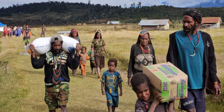 Kapolri Salurkan 264,7 Ton Beras dan 1.500 Sembako untuk Warga Papua yang Terdampak Kekeringan