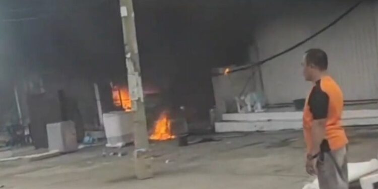 Breaking News ! Ruko Terbakar di Komplek Ruko Town House