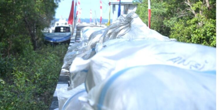 150 Karung Pakaian Bekas Ditangkap di Perairan Bengkalis