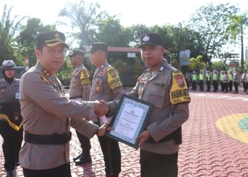 Gagalkan Aksi Percobaan Bunuh Diri, Bripka Buzari Terima Penghargaan
