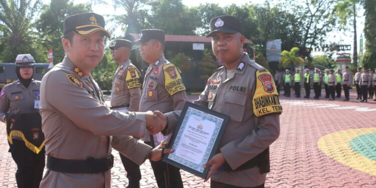 Gagalkan Aksi Percobaan Bunuh Diri, Bripka Buzari Terima Penghargaan
