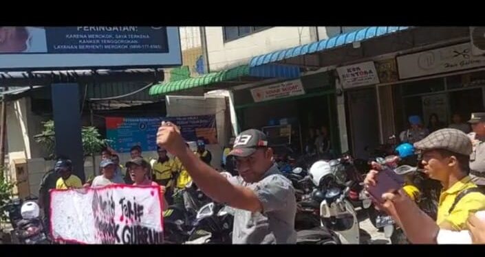 Puluhan Driver Maxim Datangi Kantor Gubernur Kepri