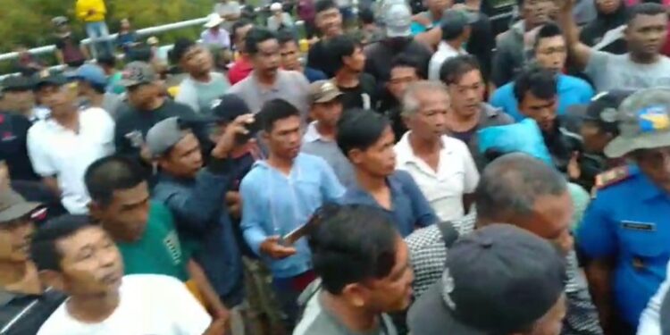 Warga Pulau Rempang Galang Batam Blokade Jalan