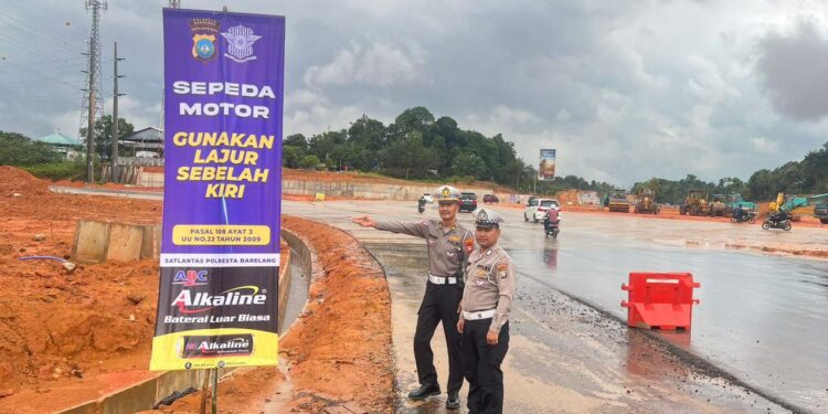 Angka Kecelakaan Meningkat, Polisi Pasang Banner Standing