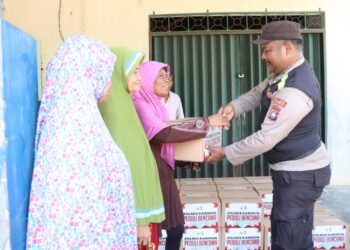 Polisi Ringankan Beban Warga Terdampak Banjir di karimun