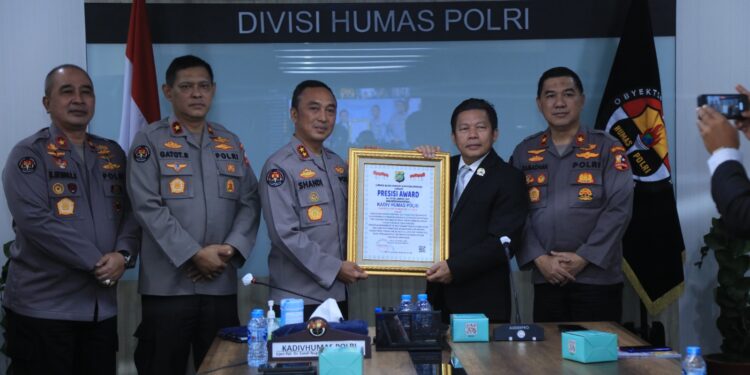 Divhumas Polri Raih Presisi Award Atas Prestasi Strategi Komunikasi Publik