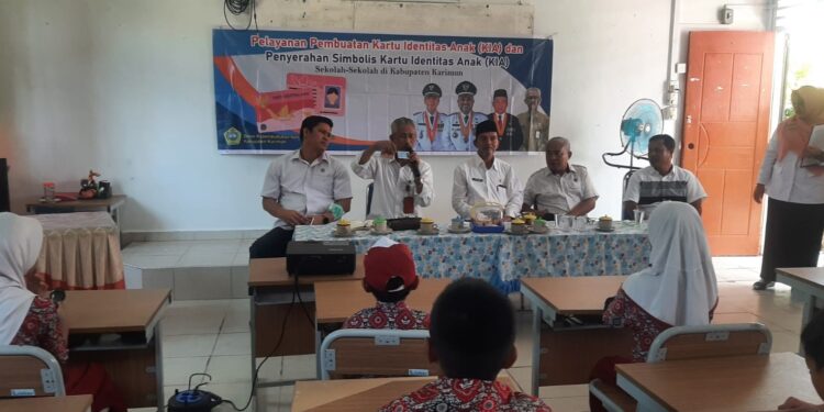 Cegah Terjadinya Perdagangan Anak, Kadis Disdukcapil Karimun Bagikan 915 KIA