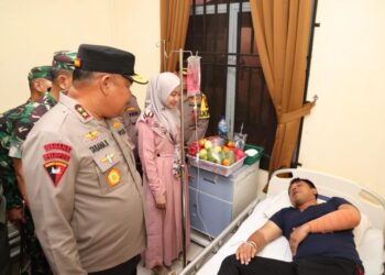 Kapolda Kepri Besuk Anggota yang Terluka Saat Pengamanan Demo