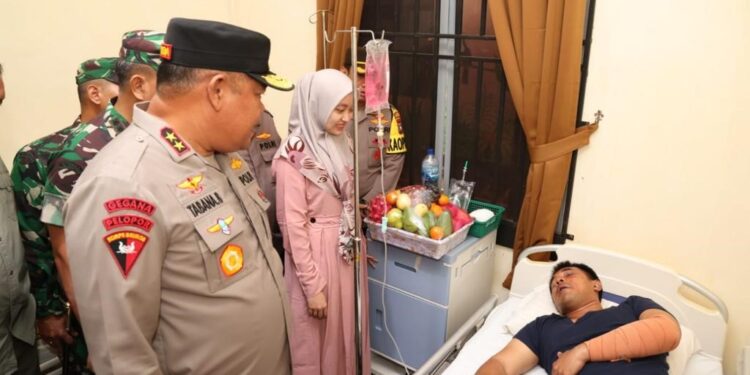 Kapolda Kepri Besuk Anggota yang Terluka Saat Pengamanan Demo