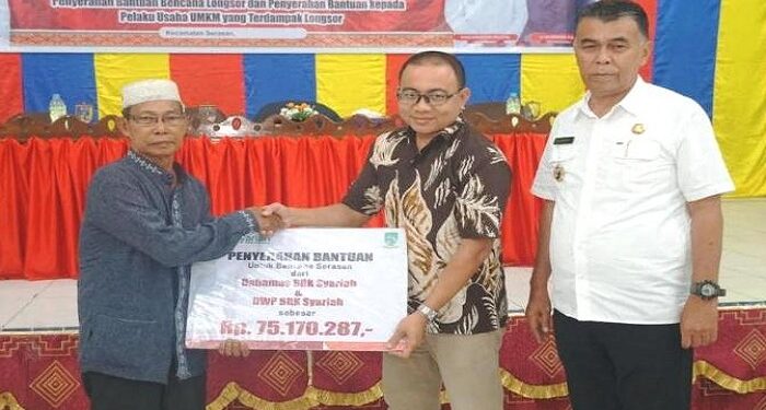 BRK Syariah Serahkan Rp75 Juta Bantuan bagi 100 Korban Longsor di Serasan